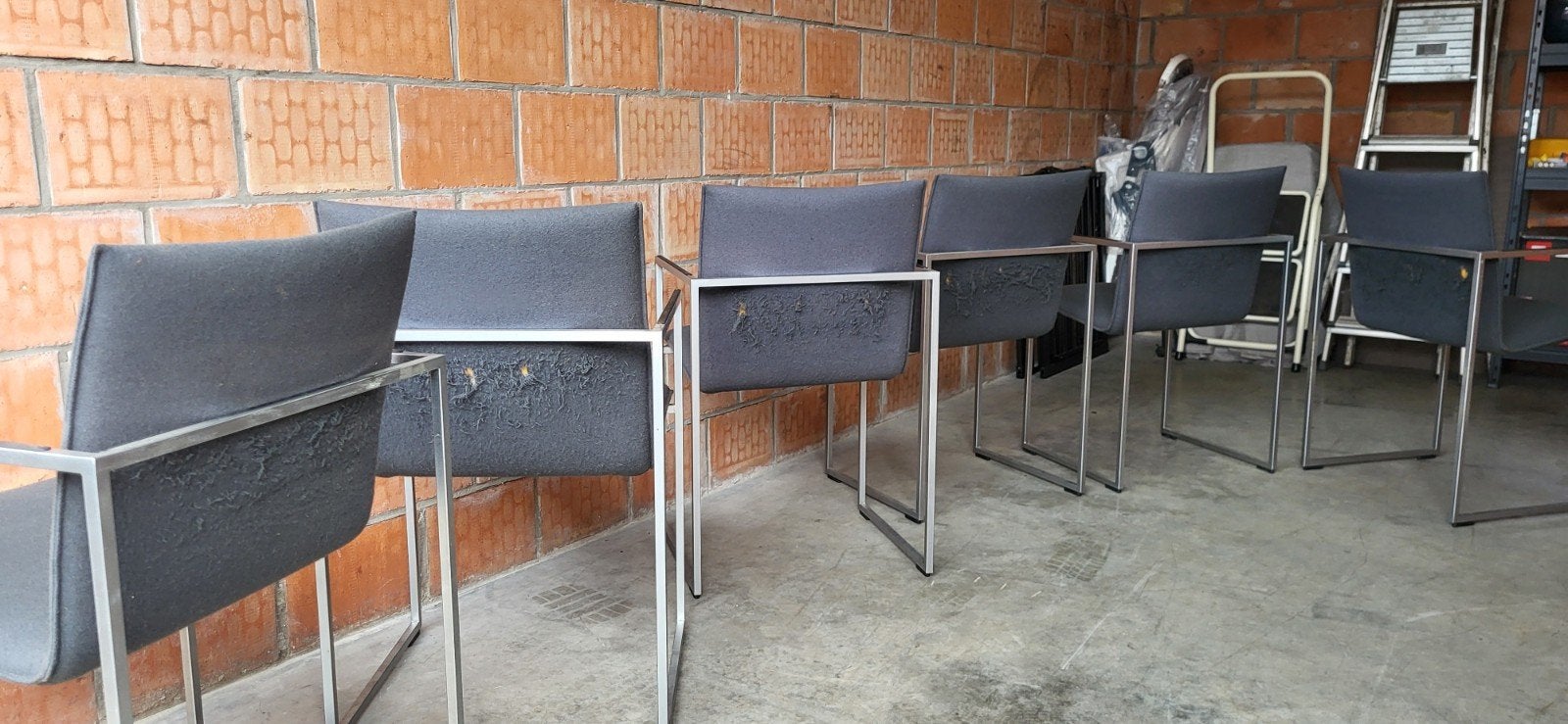 6 sièges design intérieurs (arrière endommagé), Enlèvement