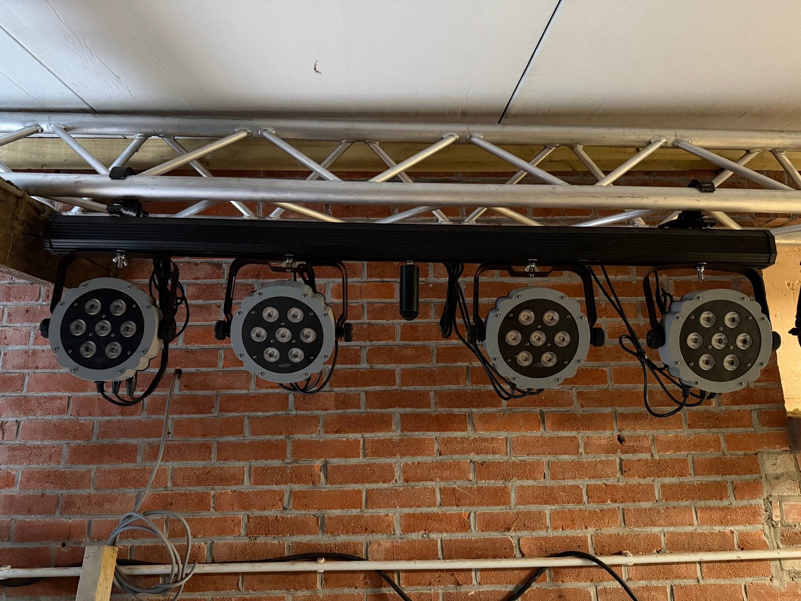 4x showtec compact par 7 op showtec T-bar, Muziek en Instrumenten, Ophalen, Zo goed als nieuw