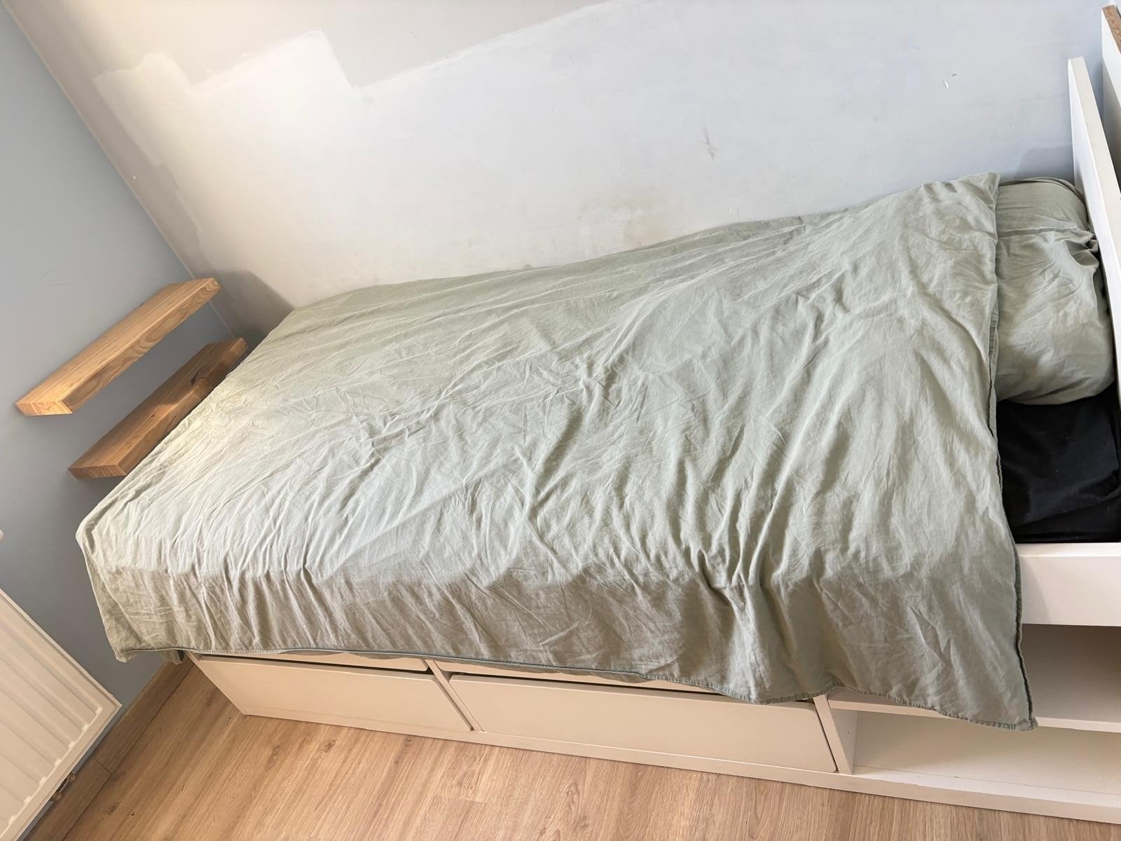 1 persoons  Ikea bed met twee lades en opbergruimte in goed, Ophalen, 90 cm, Eenpersoons, Wit