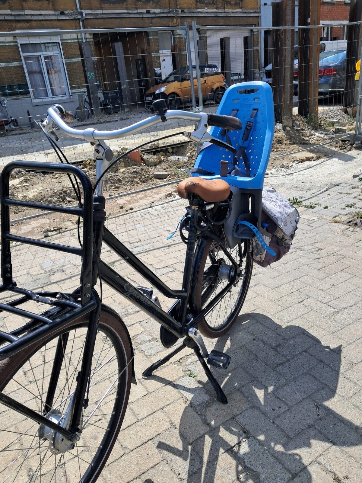fiets gazelle maat 28 inc met fietstassen en fietsstoel kind, Ophalen