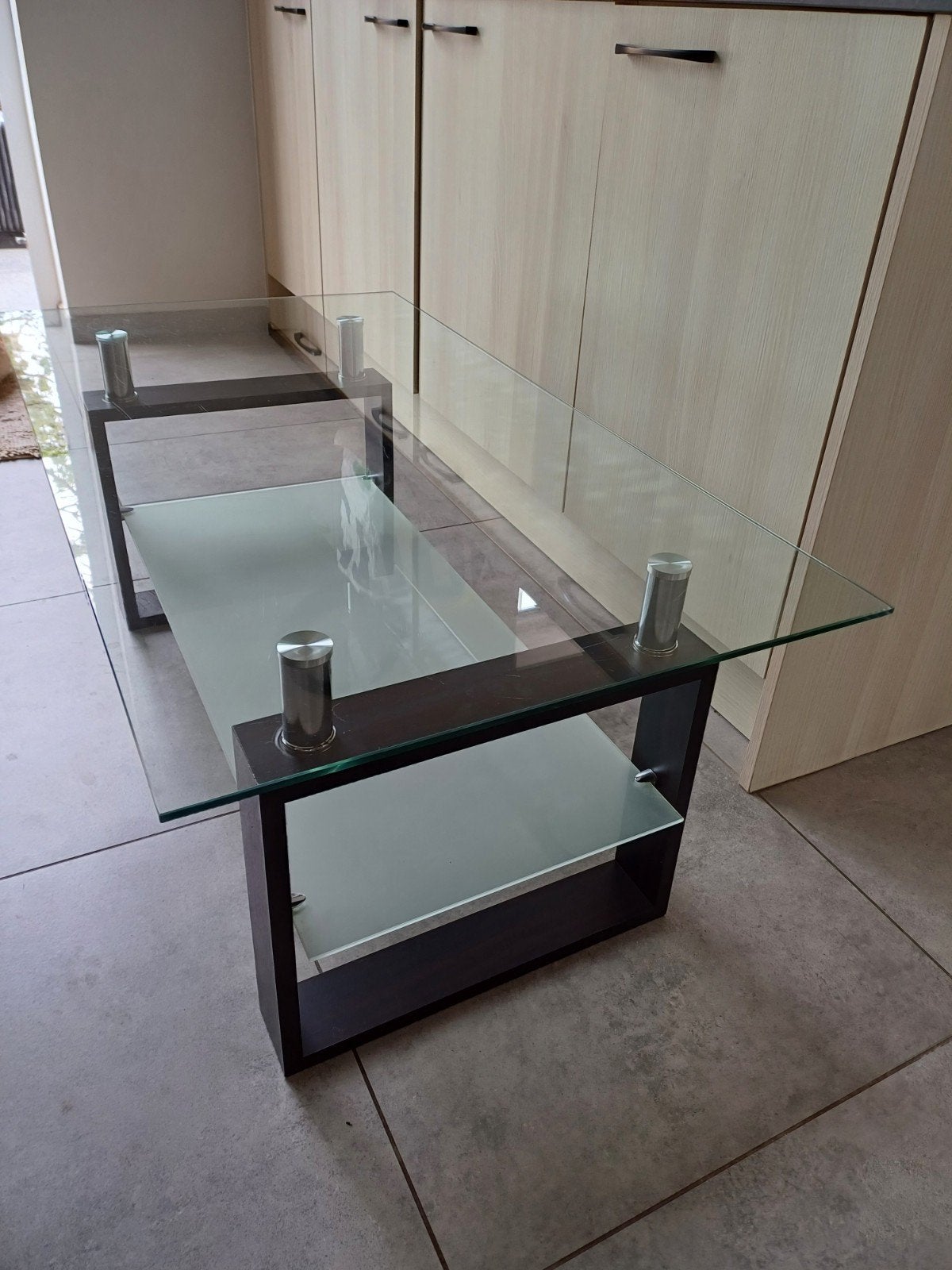 Moderne glazen salontafel met donker houten frame, Huis en Inrichting, Tafels | Salontafels, Ophalen, Zo goed als nieuw