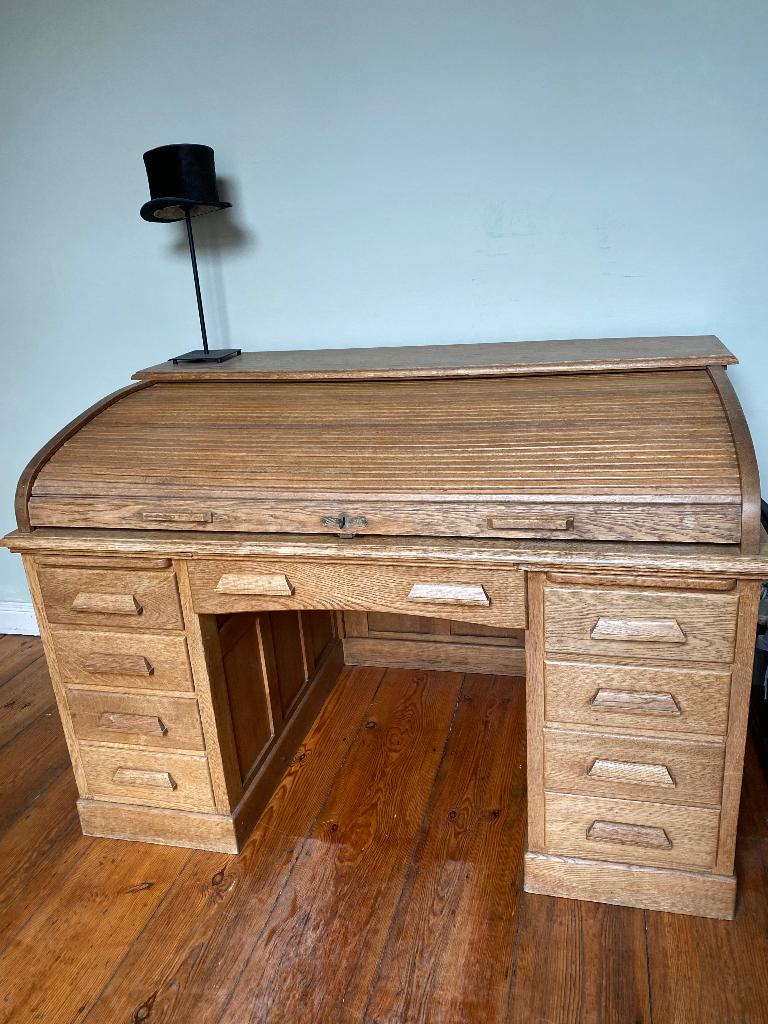 Bureau à volet ancien en chaîne, Enlèvement
