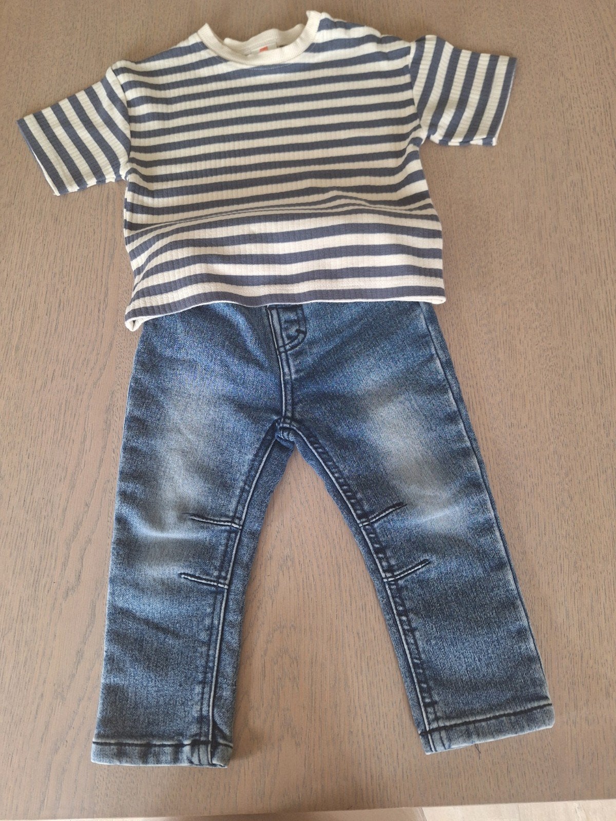 Jongens broek en T-shirt, Ophalen