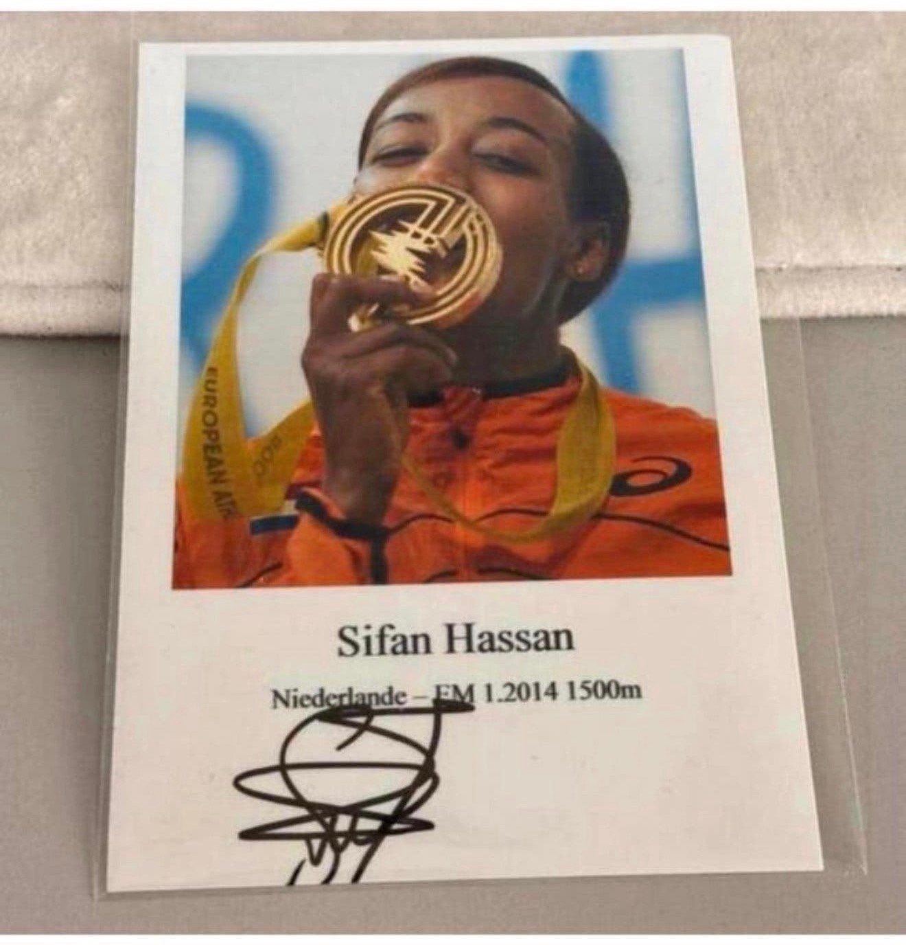 Sifan Hassan 2014 Foto + Handtekening Signed Nederland 1500, Verzamelen, Ophalen of Verzenden, Zo goed als nieuw, Foto of Kaart