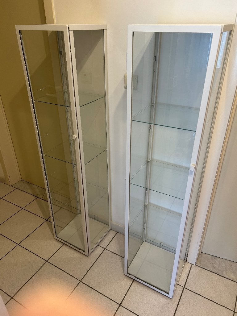 2x IKEA BLÅLIDEN vitrinekast – nieuwstaat – stofvrij gemaakt, Maison & Meubles, Avec porte(s), 25 à 50 cm, Verre, Comme neuf
