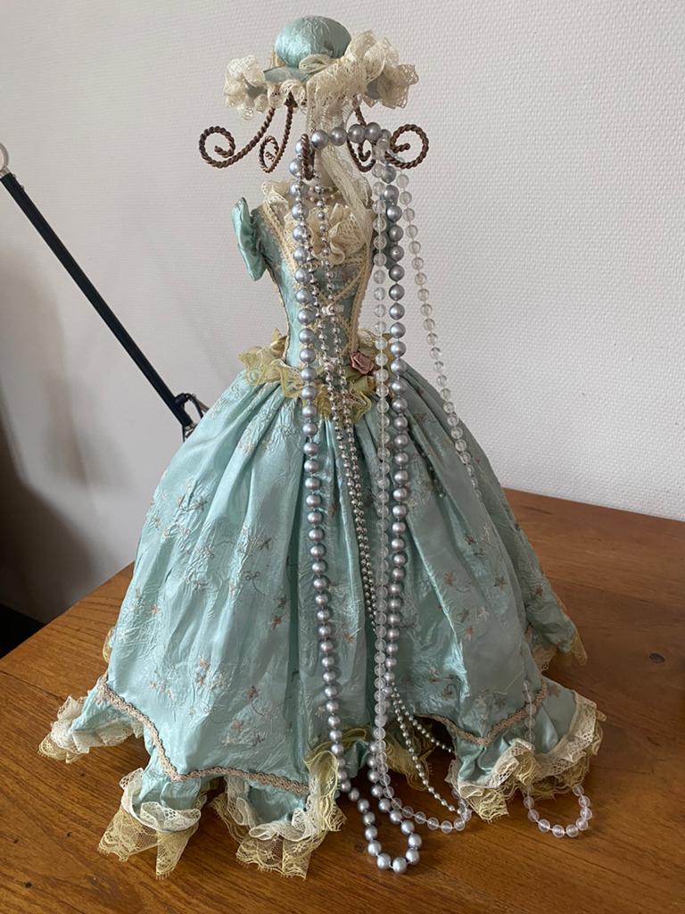 Poupée mannequin pour vos bijoux, Enlèvement