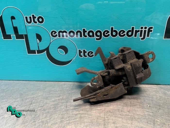 Slotmechaniek Motorkap van een Toyota Corolla (Corolla 96-), Gebruikt, -, -, Ophalen of Verzenden
