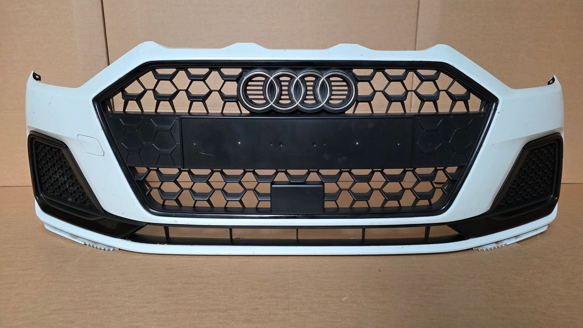 Voorbumper Audi A1 82A SPORT S9R Bumper 82A807437A, Gebruikt, -, Voor, Bumper