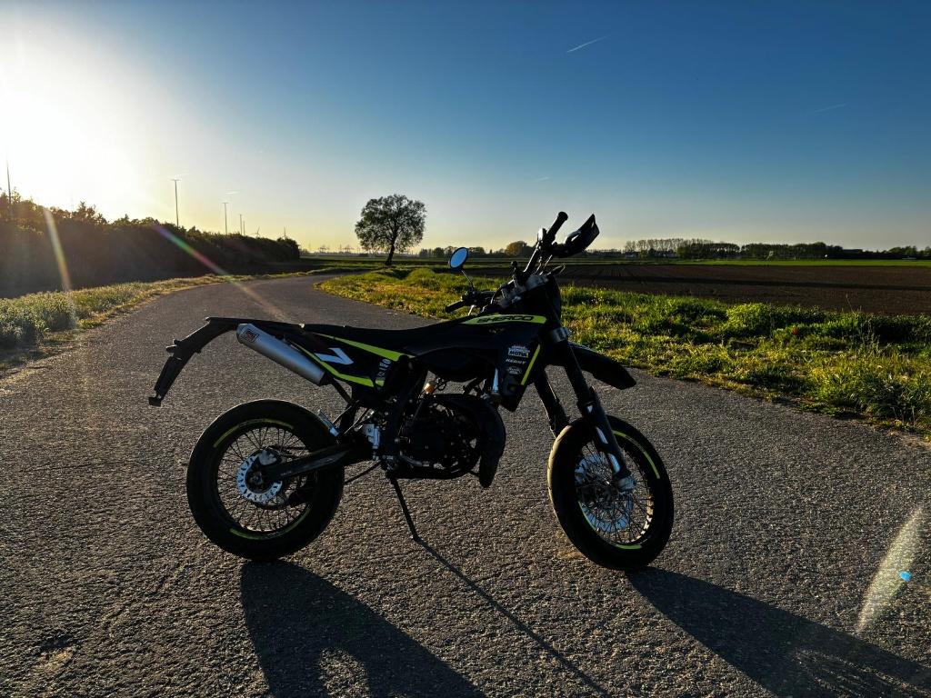 Sherco sm 50 rs (VOLLEDIG STOCK), 6 versnellingen, Zo goed als nieuw, 50 cc, Ophalen