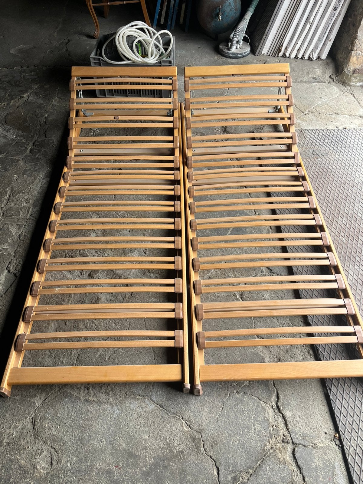 Deux sommiers individuels avec tête de lit Régale,, Enlèvement, Utilisé, 140 cm