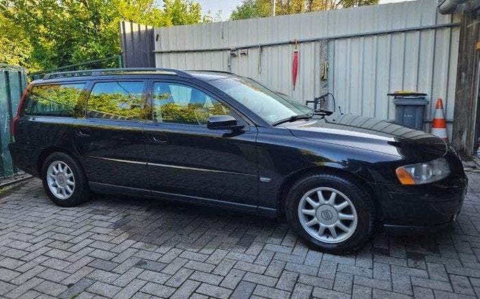 Volvo V70 2.4d 96kw Trekhaak rijdt goed, Auto's, Volvo, Zwart, 5 deurs, Particulier, Te koop