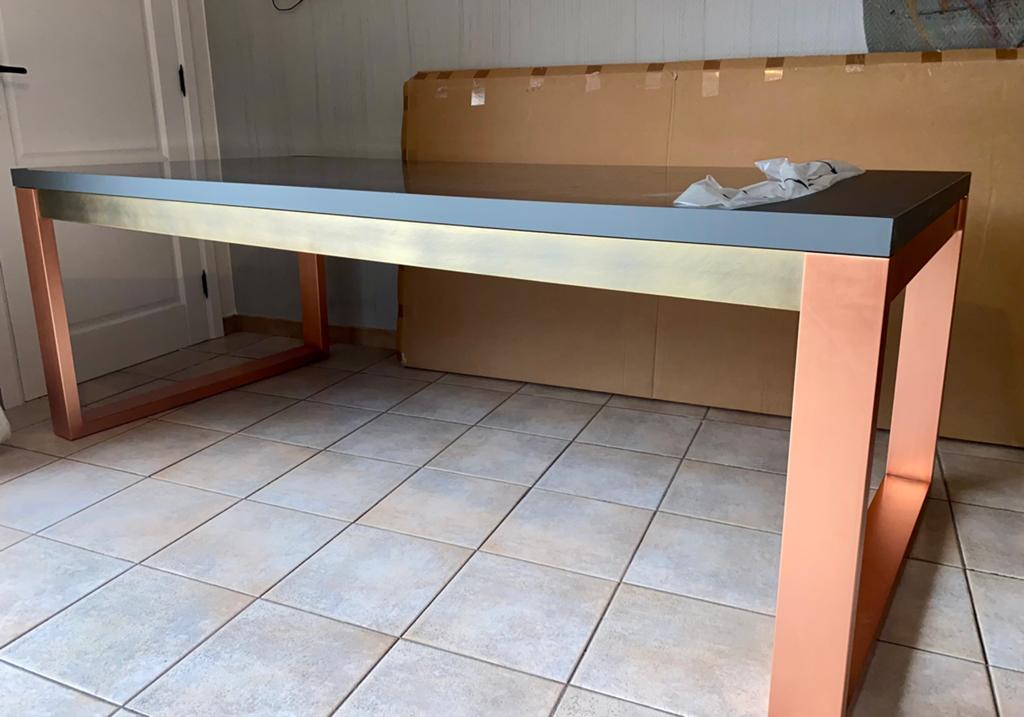 Nieuwe eettafel van Spaanse makelij, Ophalen, Zo goed als nieuw