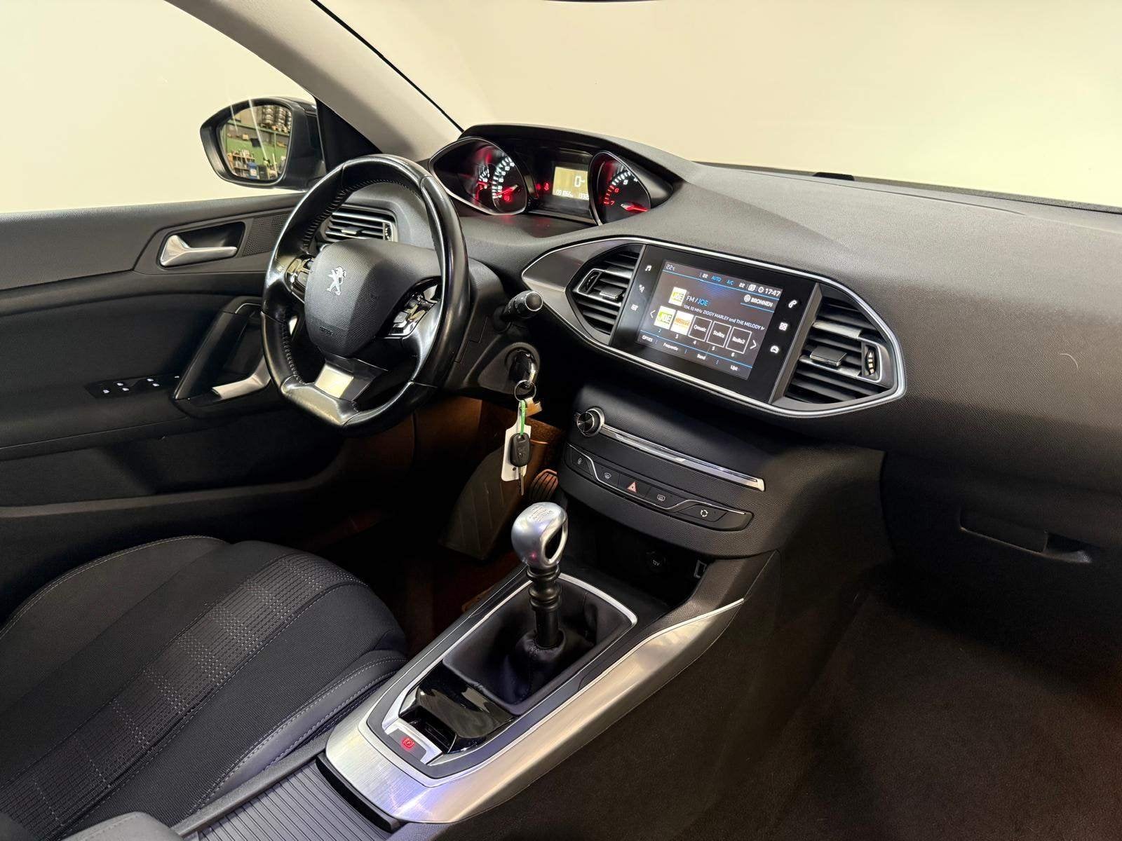 Peugeot 308 PureTech S&S Allure (bj 2018), 117 g/km, 131 pk, Stadsauto, Parkeersensor