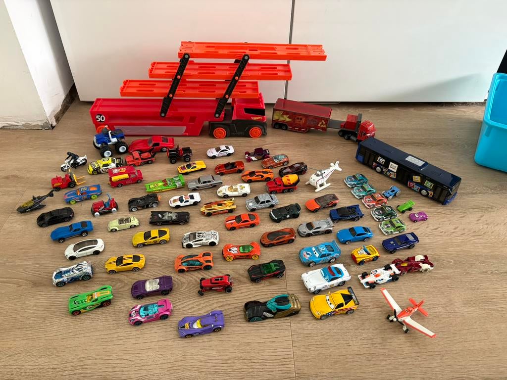 Hot Wheels - Camion + 70 véhicules, Enlèvement ou Envoi, Comme neuf