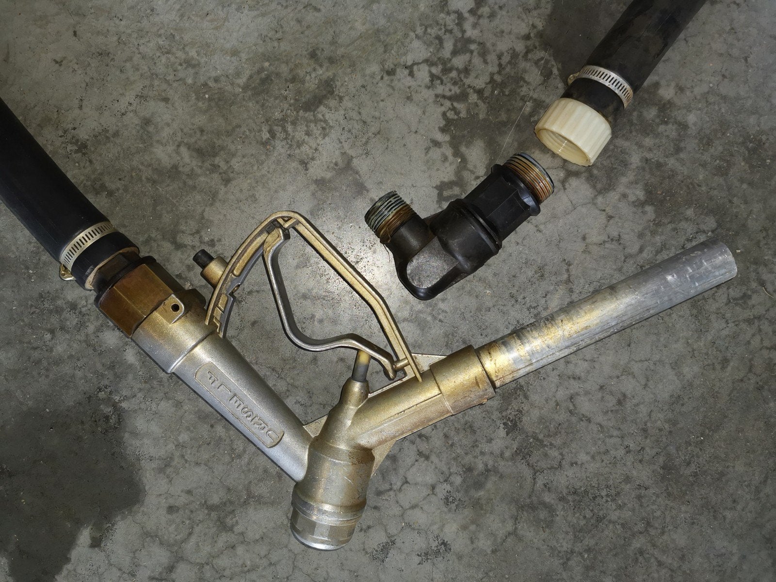 Tuyau 3m renforcé 34mm ext + pistolet distributeur carburant, Enlèvement, Utilisé