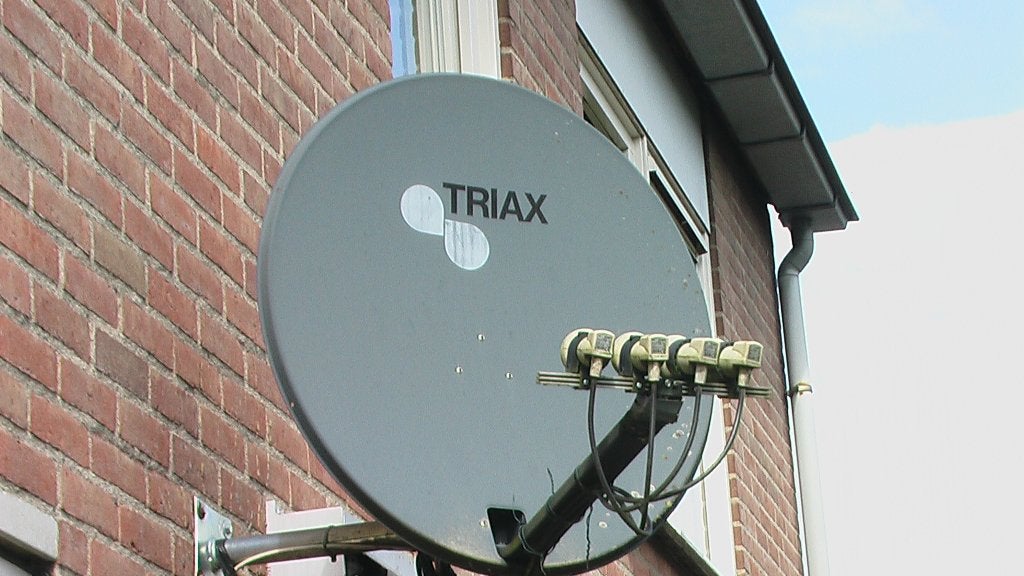 VierKops LNB compleet met houder en met stekers en kabel, TV, Hi-fi & Vidéo, Enlèvement ou Envoi, Utilisé, Accessoires d'antenne (parabolique)