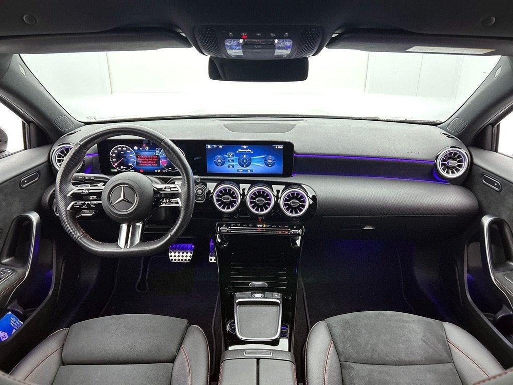 Mercedes-Benz A-klasse 180 Hatchback AMG Line | Verwarmde Ze, Auto's, Stof, Gebruikt, 4 cilinders, 136 pk