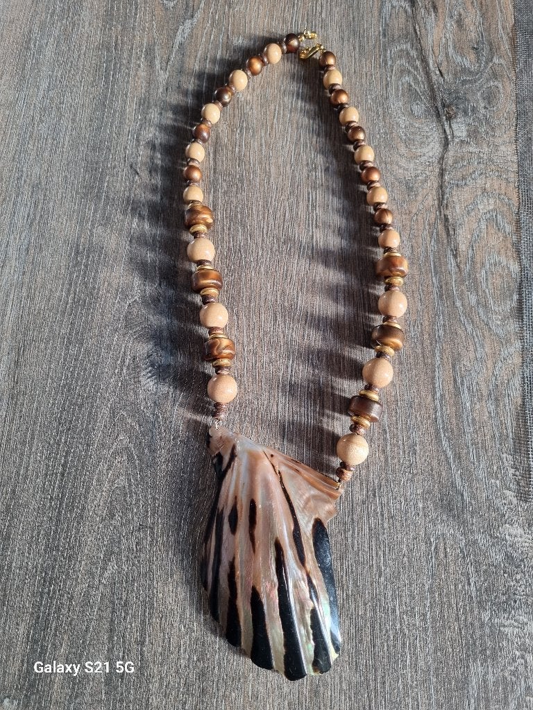Collier, Handtassen en Accessoires, Kettingen, Met hanger, Kunststof, Bruin, Ophalen of Verzenden