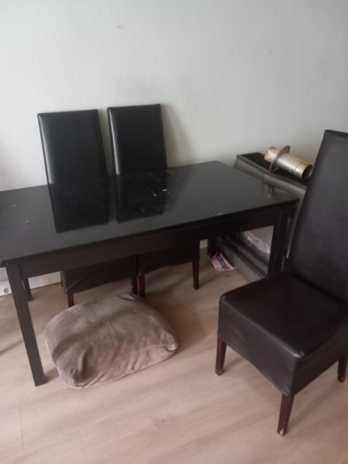 Gratis kasten tafel en stoelen is gebruikt, Ophalen