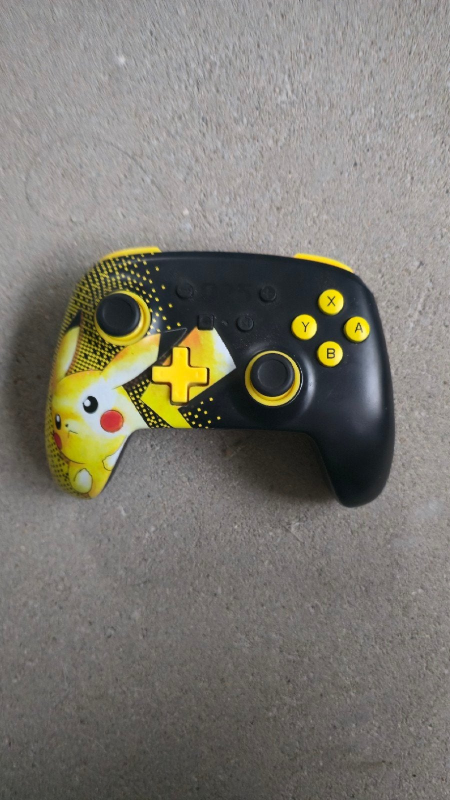 nintendo switch controller met pikachu, Comme neuf, Enlèvement, Autres manettes, Sans fil