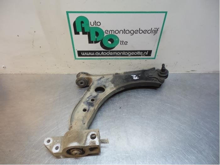 Draagarm rechts-voor van een Volkswagen Caddy (Caddy 04-), Gebruikt, -, Volkswagen, -