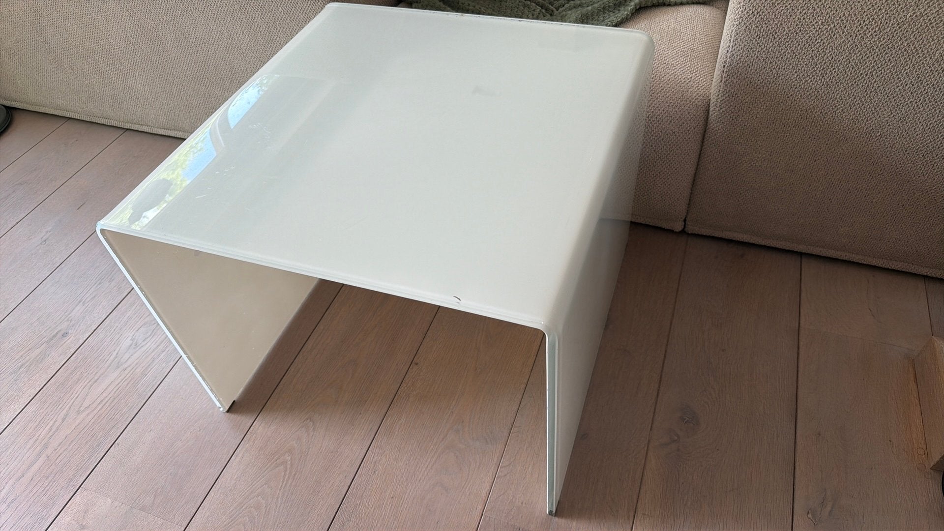 Bijzettafeltje melkglas 1 stuk design, Huis en Inrichting, Tafels | Bijzettafels, Ophalen, Zo goed als nieuw