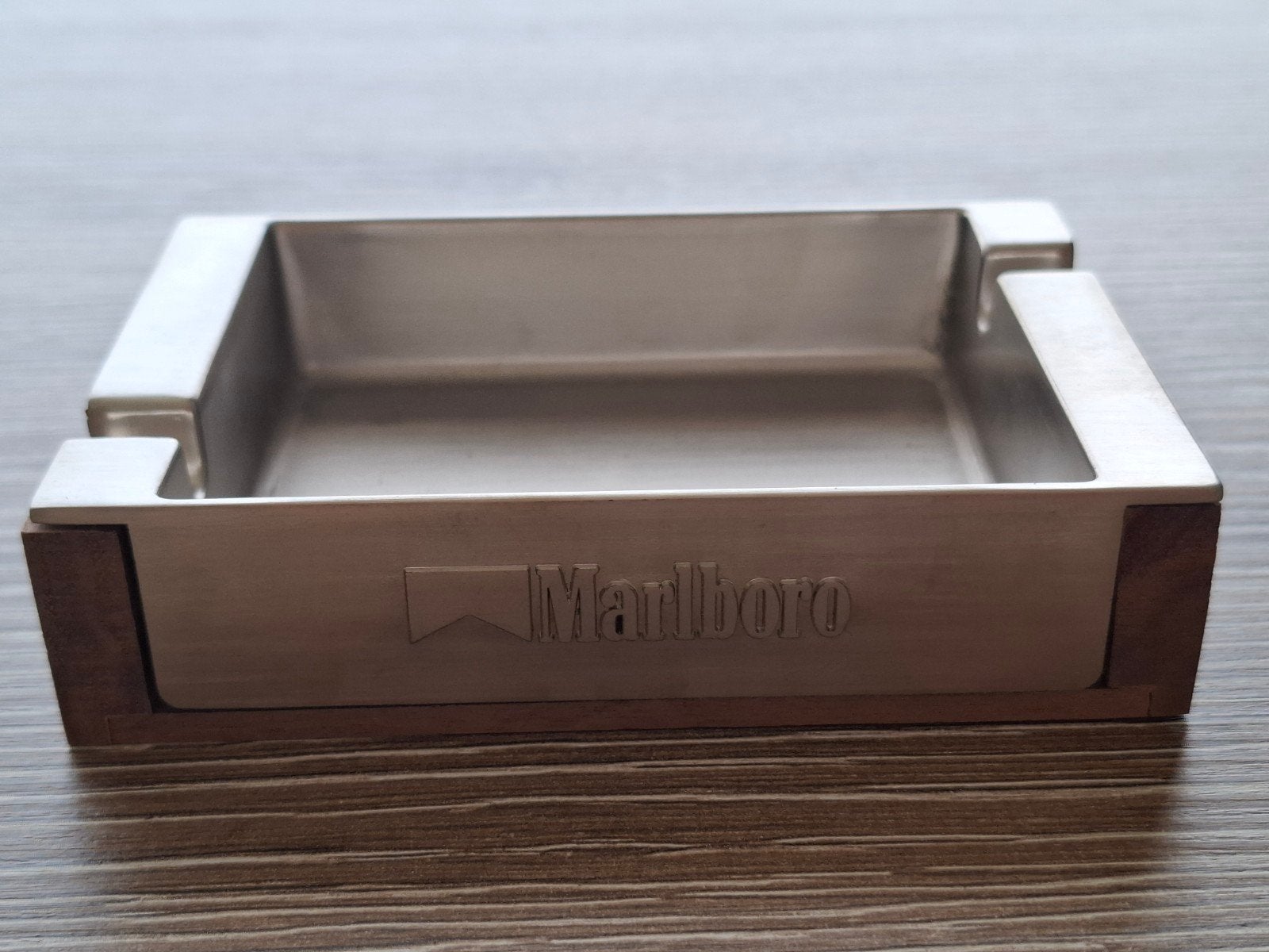 Marlboro houten asbak met metalen inzet – ongebruikt – vinta, Verzamelen, Rookartikelen, Aanstekers en Luciferdoosjes, Nieuw, Asbak