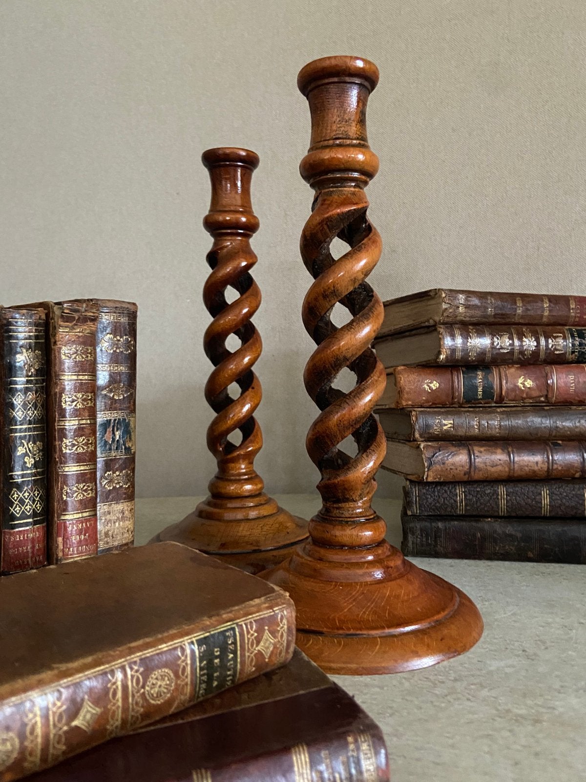 Kandelaars boekjes boeken interieur decoratie antiek, Ophalen of Verzenden