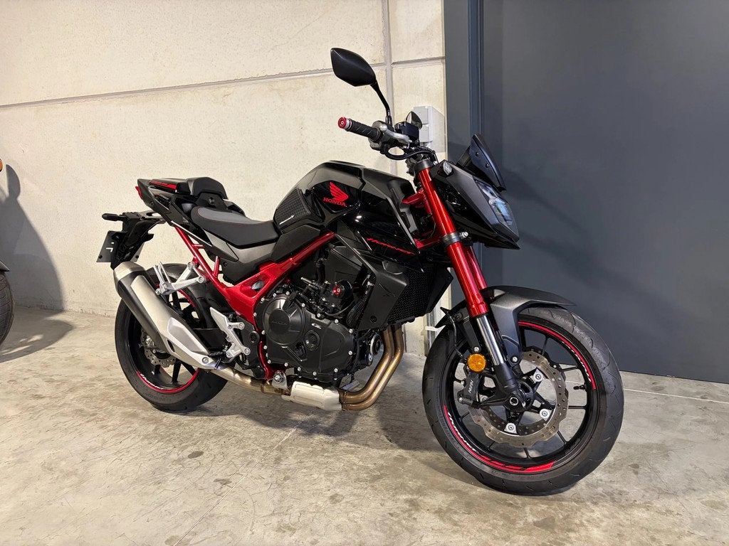 Honda CB750 Hornet met veel opties (bj 2023), Motoren, 750 cc, Bedrijf, Meer dan 35 kW, Overig