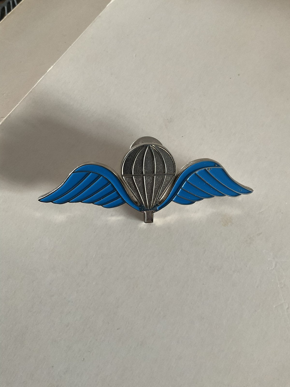 Para wings in metaal en stof, Collections, Broches, Pins & Badges, Enlèvement, Comme neuf