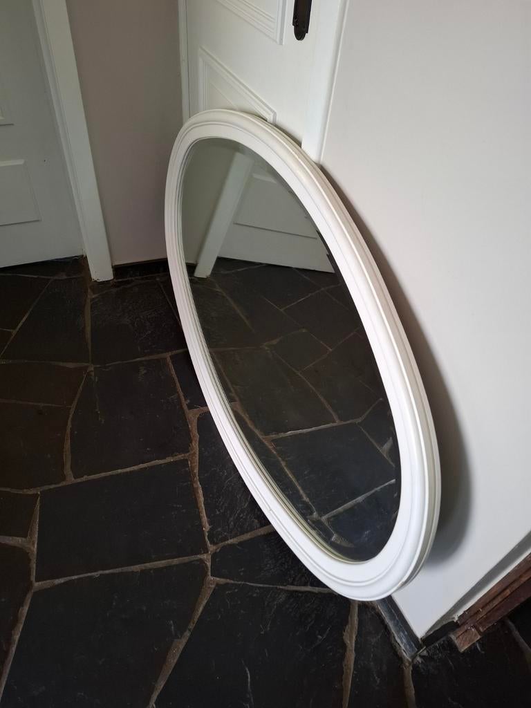 Miroir ovale, Enlèvement, Ovale