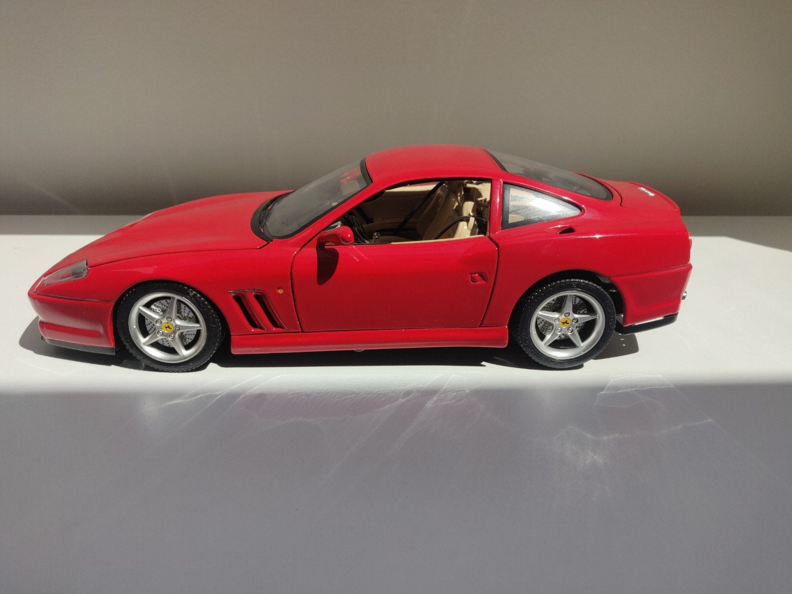 Bburago - Ferrari 550 Maranello (1996) 1/18, Enlèvement ou Envoi, Comme neuf, Voiture, Burago