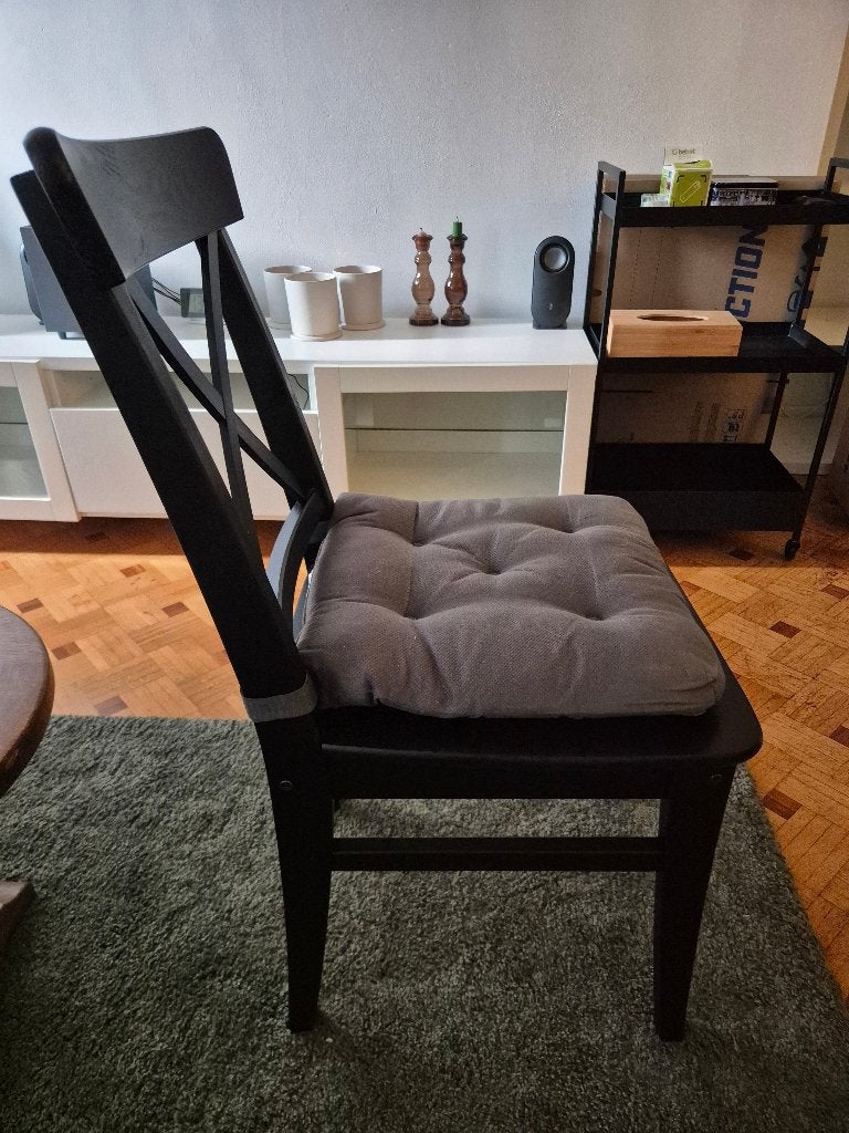 Set van 4 IKEA STEFAN Eetkamerstoelen + Kussens (Zwart), Huis en Inrichting, Stoelen, Set van 4 zwarte houten eetkamerstoelen inclusief kussens.