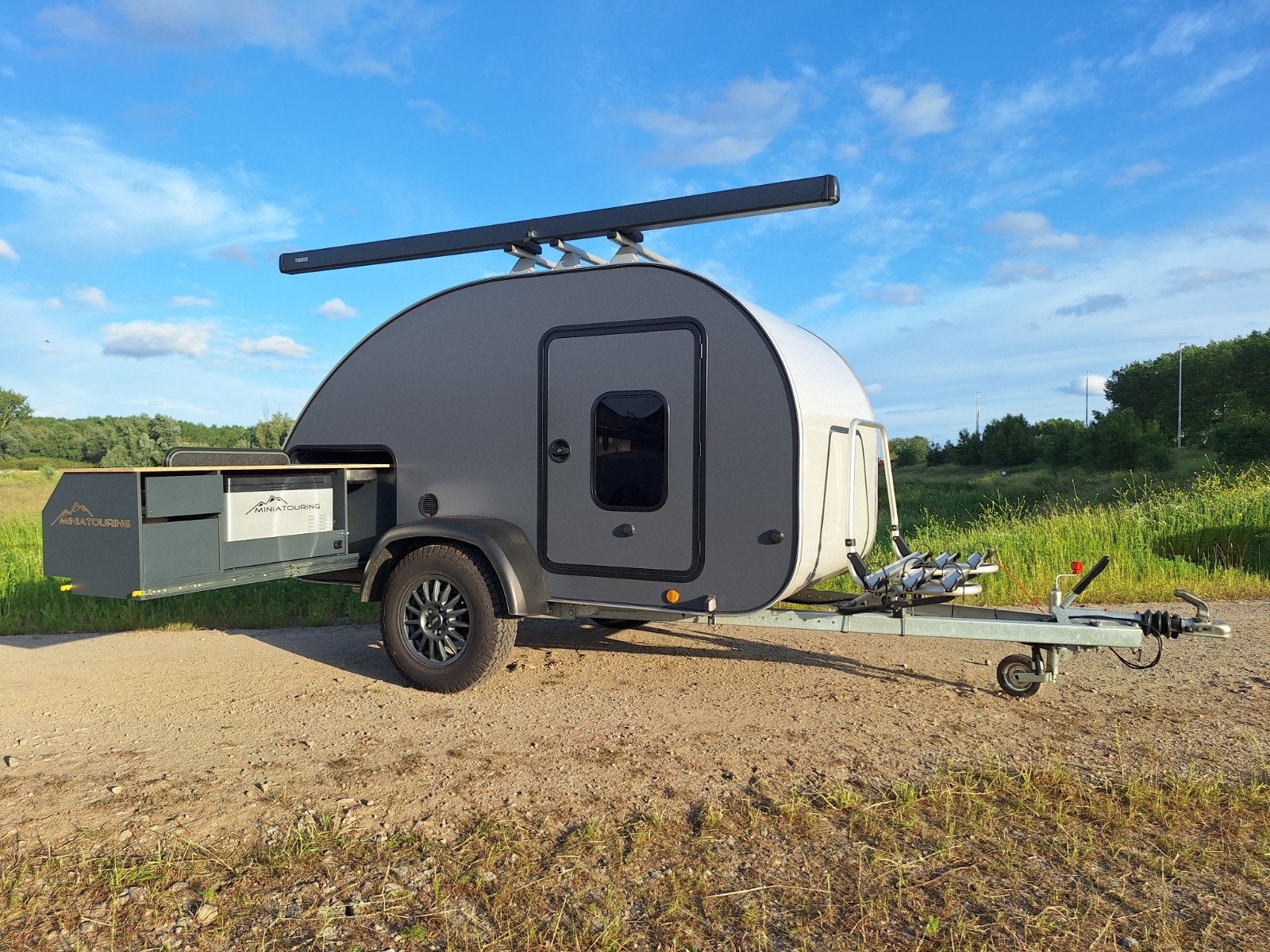 Miniatouring M22 teardrop (06/2024) in uitstekende staat!, Caravans en Kamperen, Caravans, Particulier, Koelkast, Reservewiel