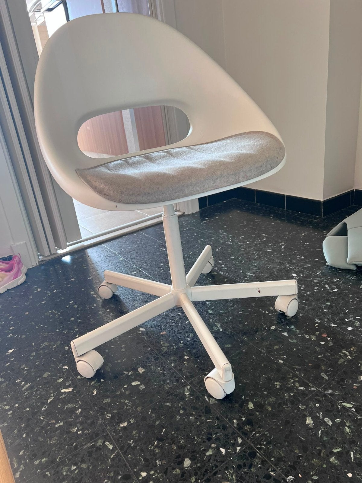 Chaise pivotante + coussin, blanc/ gris clair, Comme neuf, Enlèvement, Blanc, Chaise de bureau