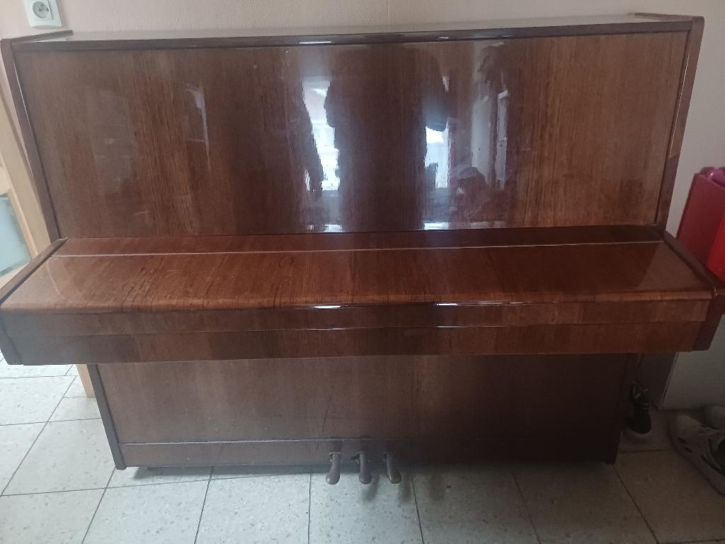 Piano droit d'occasion, Musique & Instruments, Pianos, Brillant, Brun, Enlèvement, Utilisé