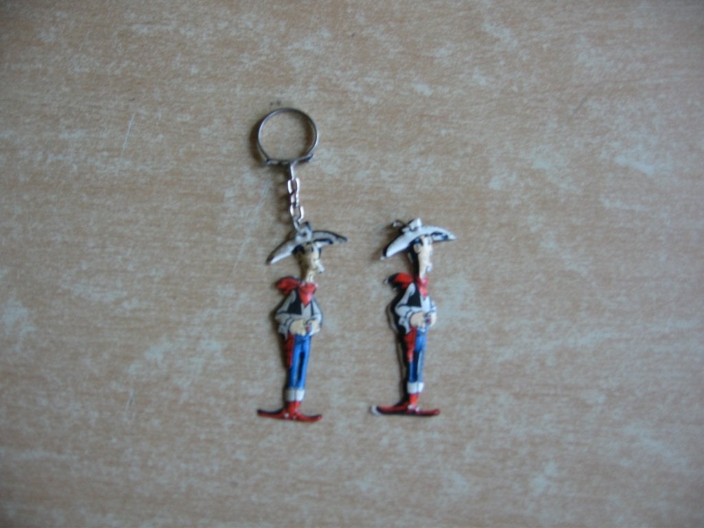 Lucky Luke : Sleutelhanger ( 2x ) - OMO - 1967., Gelezen, Eén stripboek, Ophalen of Verzenden, Morris