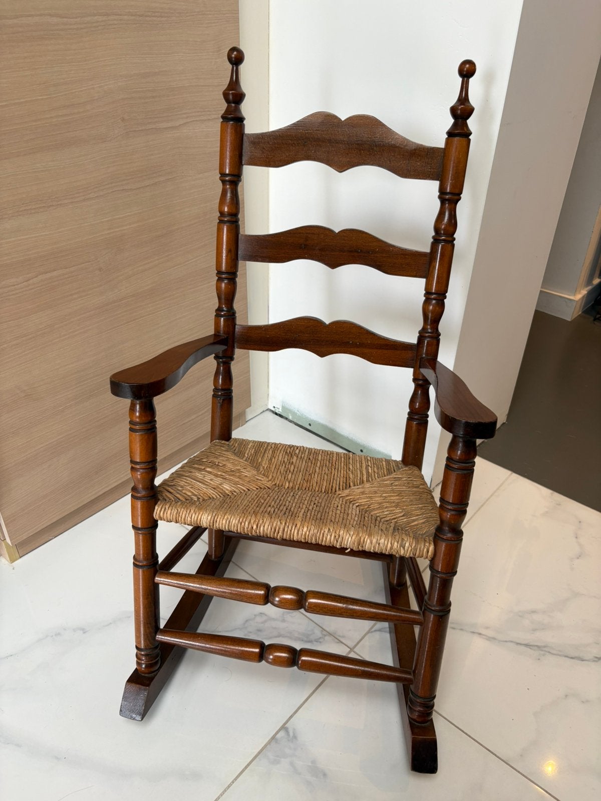 Charmante vintage kinderschommelstoel met biezen zitting, Ophalen
