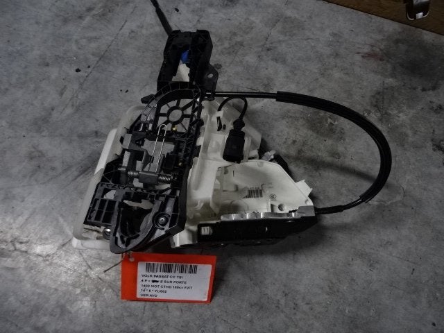 SERRURE DE PORTE AVANT DROITE Passat (3C2) (5N1837016E), Utilisé, Avant, Volkswagen