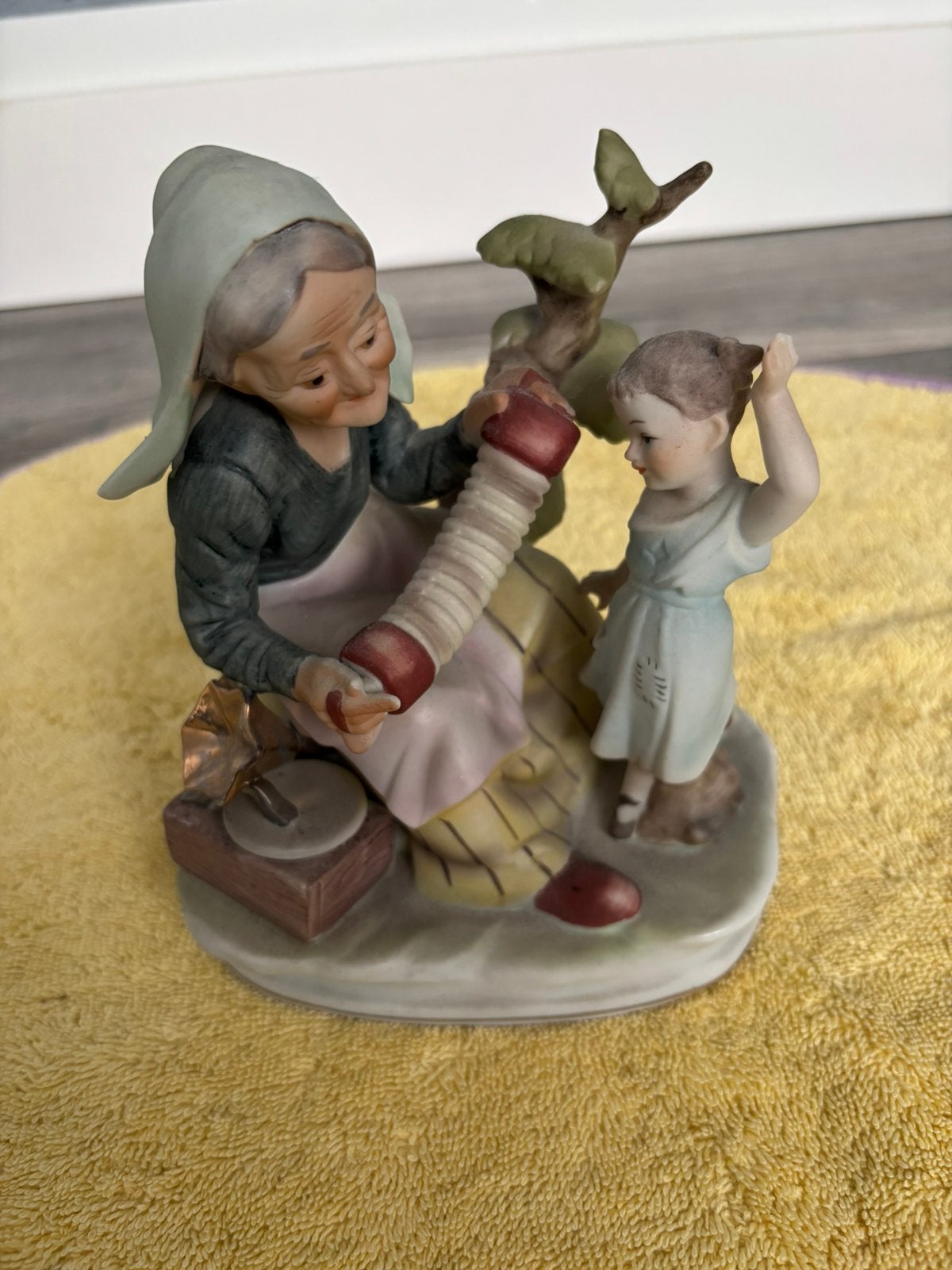 Figurine vintage en porcelaine — grand-mère et fille, Collections, Enlèvement, Comme neuf