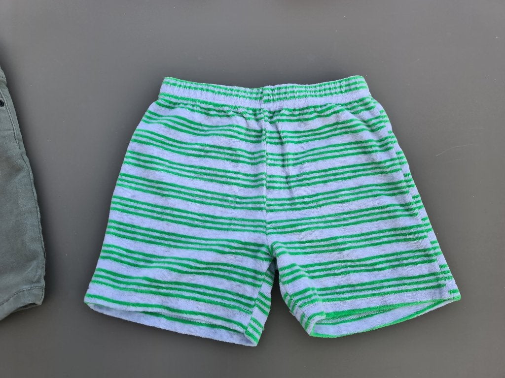 grijs-groen gestreepte korte broek, 110, Kinderen en Baby's, Kinderkleding | Maat 110, Ophalen, Zo goed als nieuw, Broek