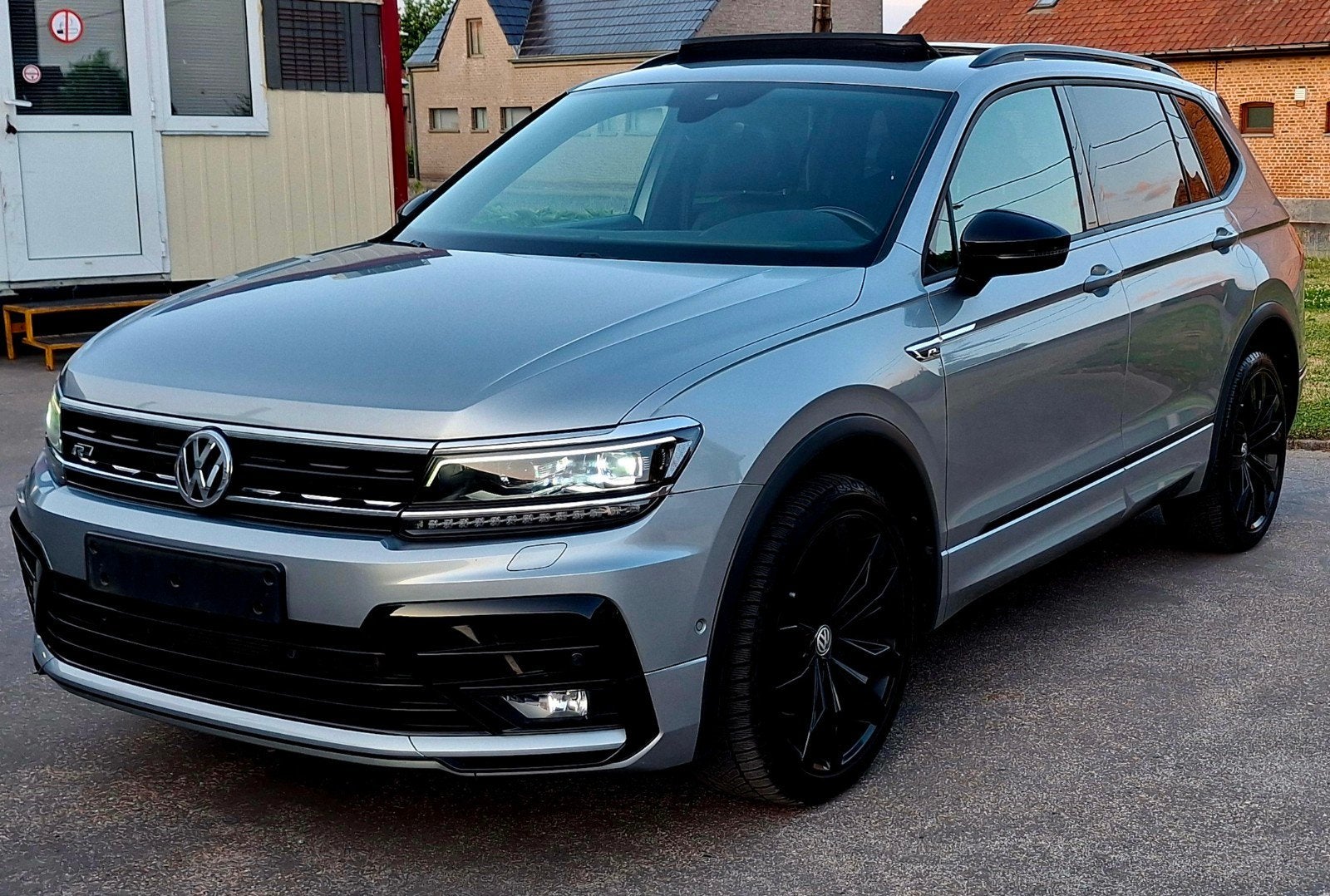 Vw Tiguan R-line Platinuim 4Motion 200pk  7pl, Auto's, Automaat, Dealer onderhouden, Zwart, 7 zetels