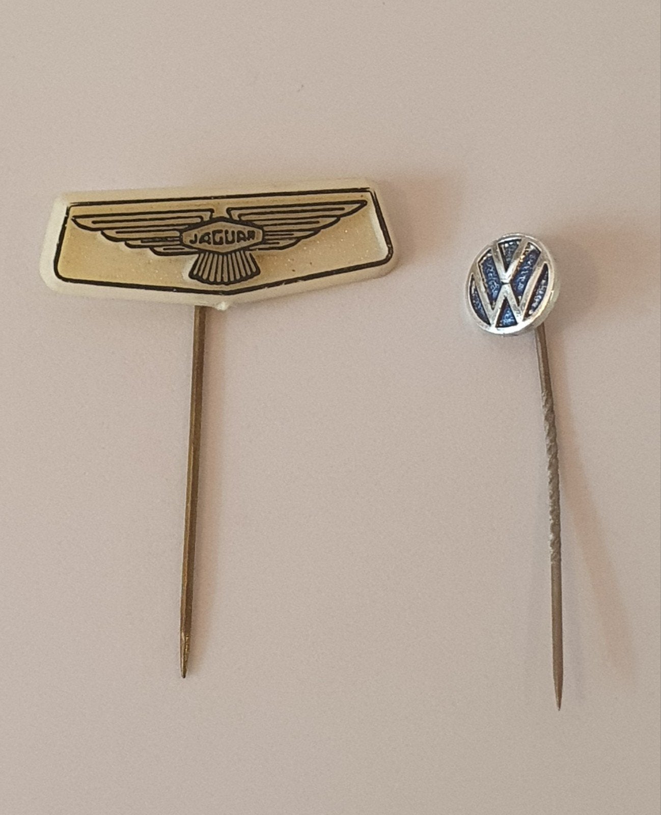 2x reclamespeldjes Jaguar/Volkswagen, Verzamelen, Speldjes, Pins en Buttons, Ophalen of Verzenden