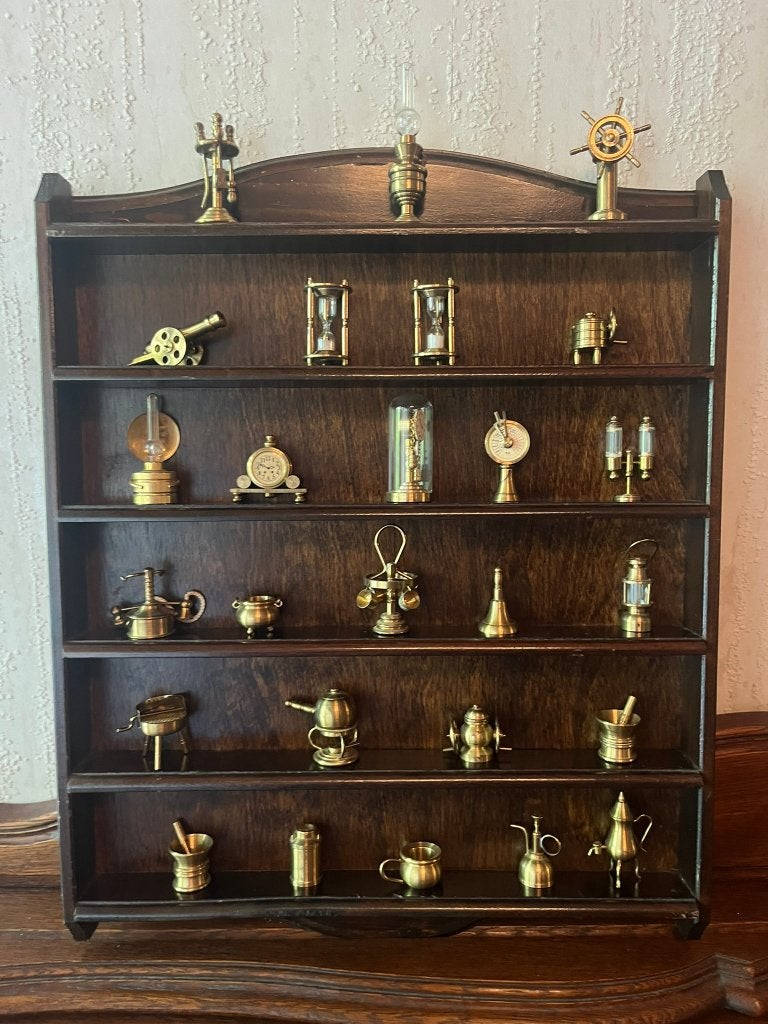 Collection de 50 objets miniatures laiton + 2 vitrines, Antiquités & Art, Enlèvement