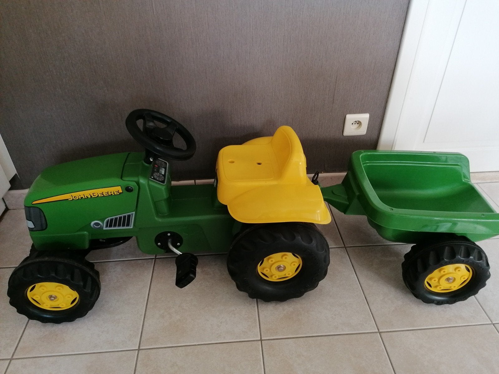 TRAPTRACTOR JOHN DEERE MET KAR. PERFECTE STAAT. 2 tot 5jaar, Kinderen en Baby's, Ophalen