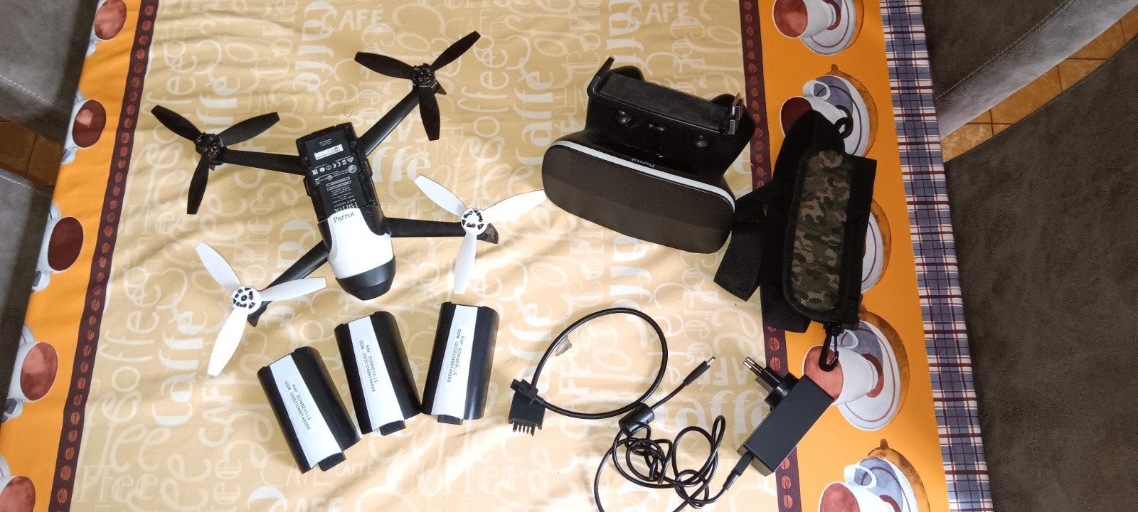 PARROT BEBOP DRONE 300 EURO.
Met bril om gsm in te plaatsen, Hobby en Vrije tijd, Ophalen of Verzenden, Zo goed als nieuw