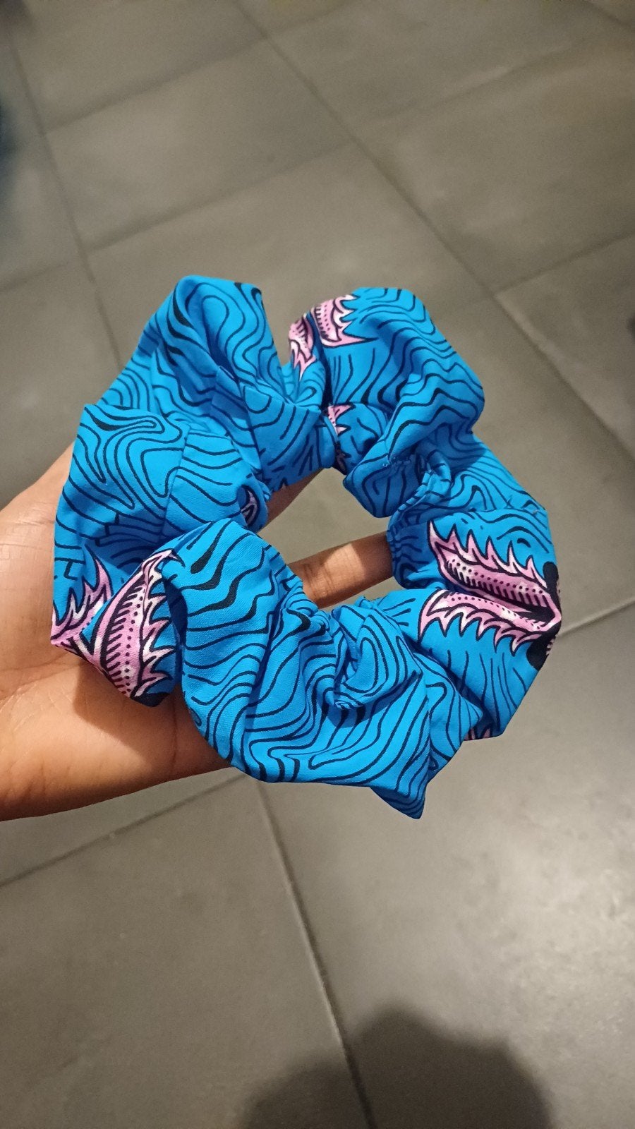 Chouchou en tissu wax bleu et rose – Fait main, Bijoux, Sacs & Beauté, Enlèvement ou Envoi, Neuf, Sèche-cheveux