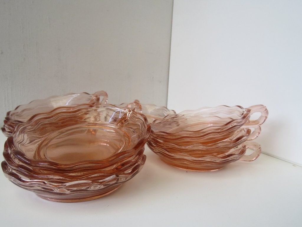 Ensemble de 11 soucoupes roses en verre Depression, Enlèvement ou Envoi