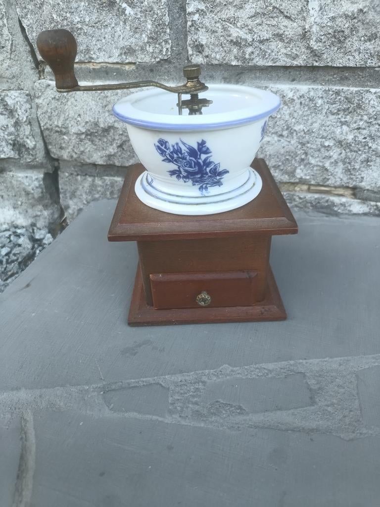 11 vieux moulins à café différents, Antiquités & Art, Enlèvement