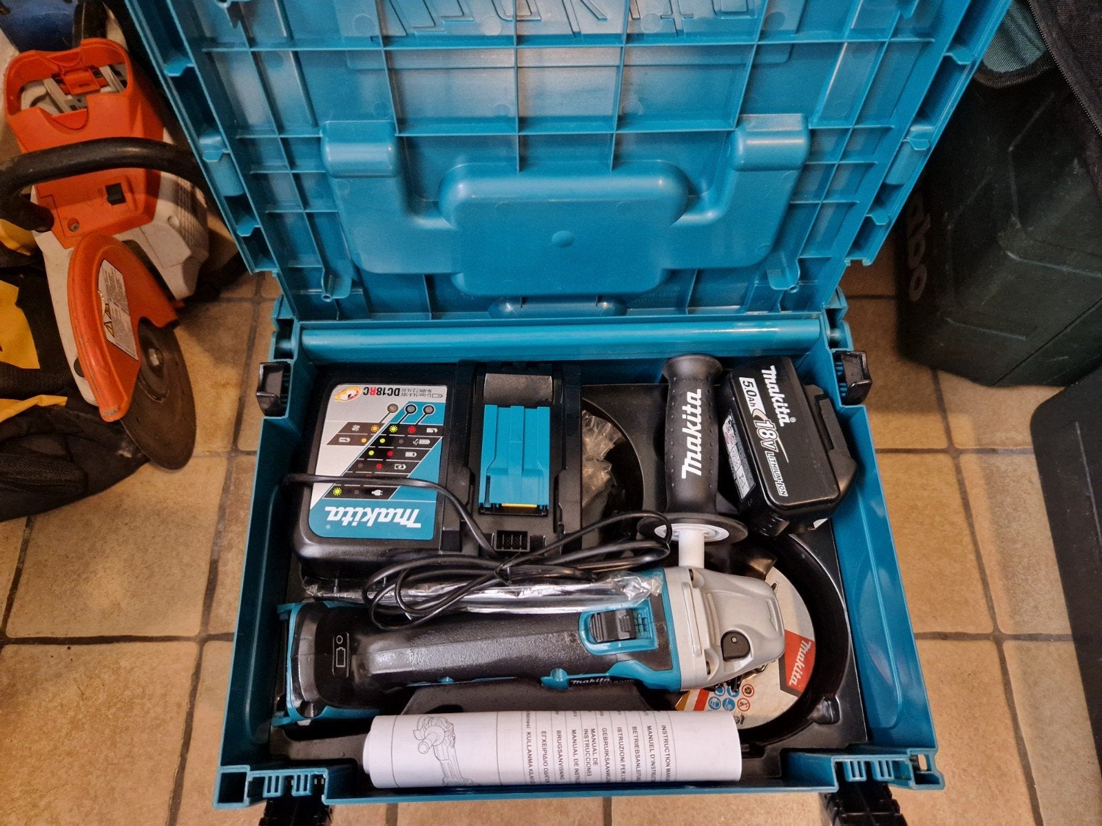 disqueuse Makita + batterie +chercher +coffre, Bricolage & Construction, Enlèvement, Neuf